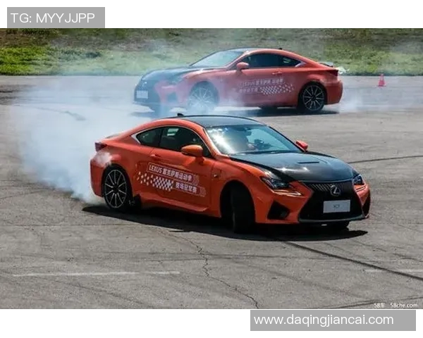 开雷克萨斯的足球明星们如何在赛场内外展现豪华与实力